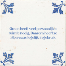 Grace heeft veel persoonlijke ruimte nodig, Daarom heeft ze 3 bureaus tegelijk in gebruik - 2 keer bekeken