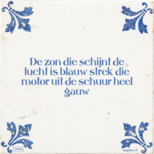 De zon die schijnt de lucht is blauw strek die motor uit de schuur heel gauw - 2 keer bekeken